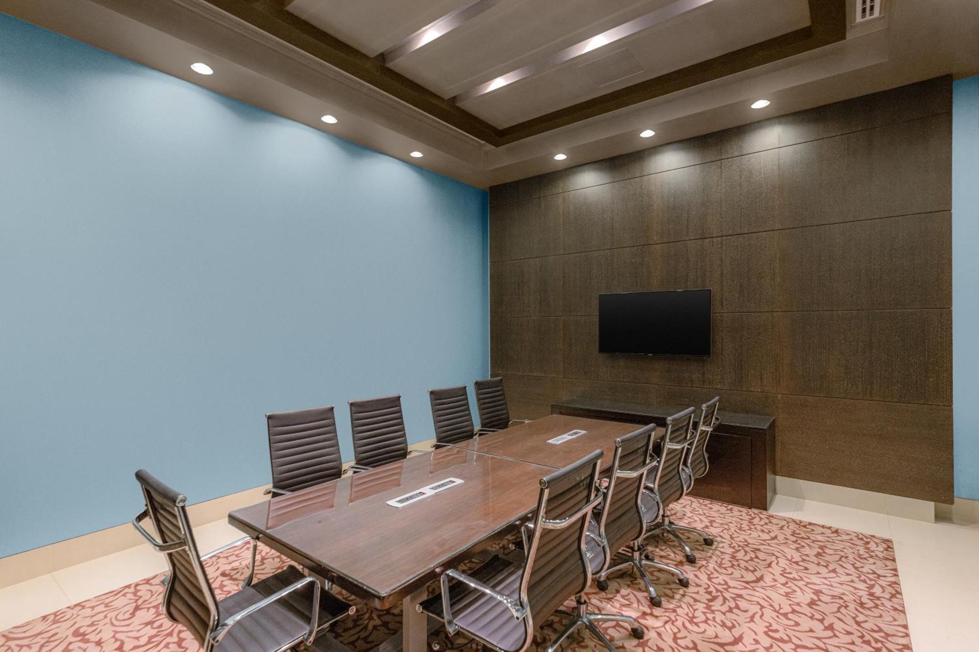 瑞汉希里罗塔纳酒店 艾因 外观 照片 Meeting room at the library