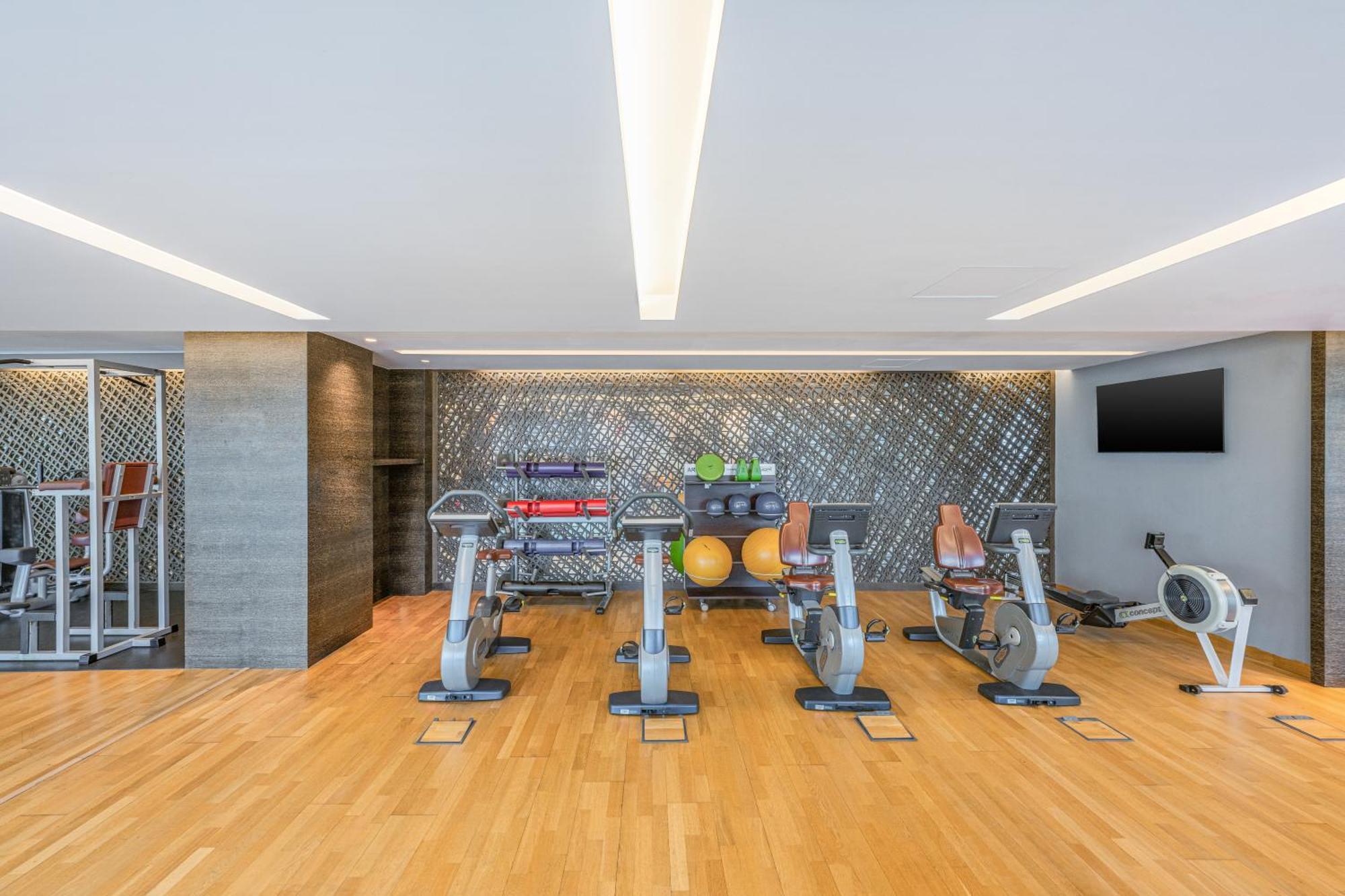 瑞汉希里罗塔纳酒店 艾因 外观 照片 The gym at the hotel