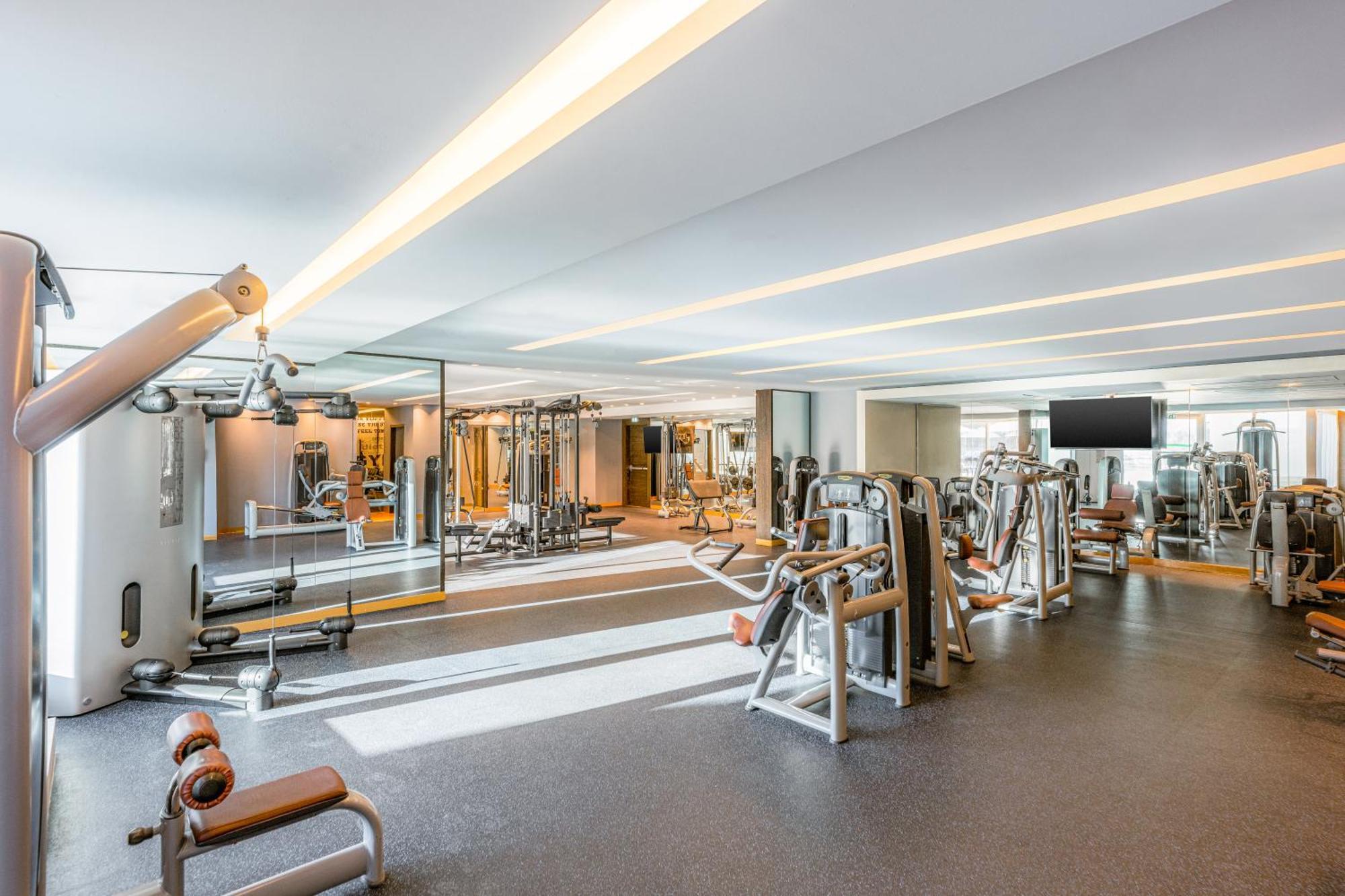 瑞汉希里罗塔纳酒店 艾因 外观 照片 The gym at the hotel