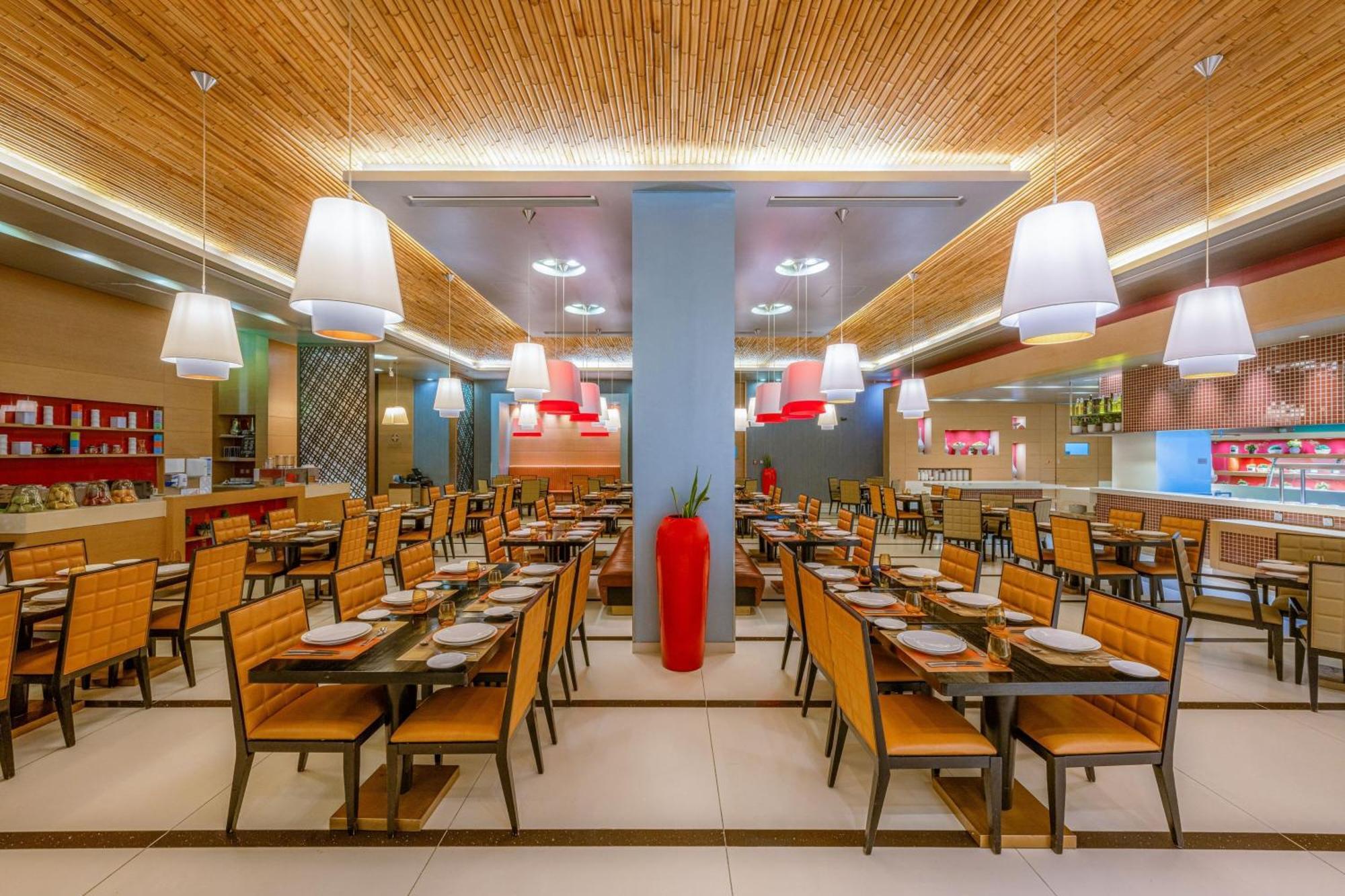 瑞汉希里罗塔纳酒店 艾因 外观 照片 The interior of a typical buffet restaurant