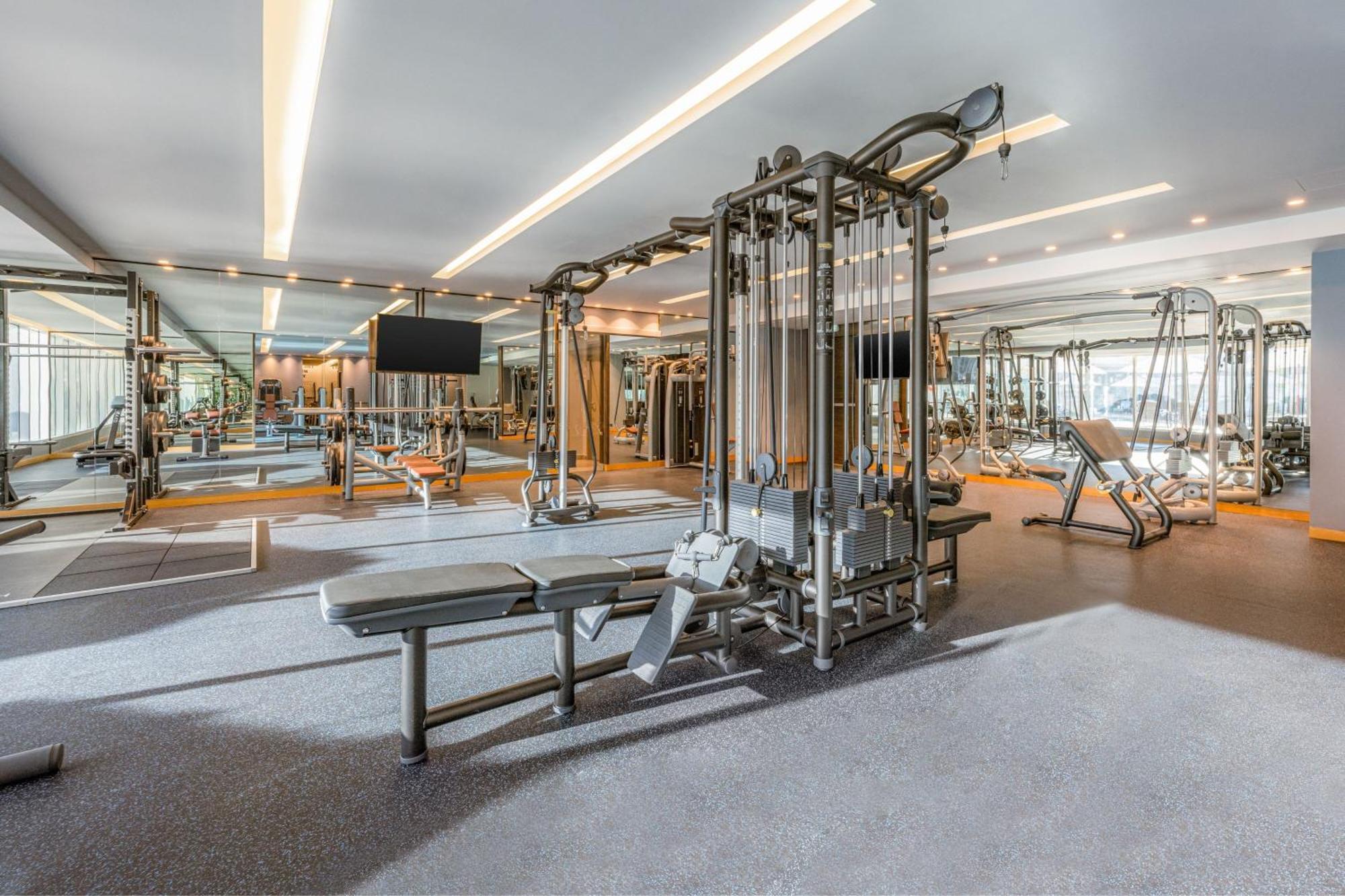 瑞汉希里罗塔纳酒店 艾因 外观 照片 The gym at the hotel