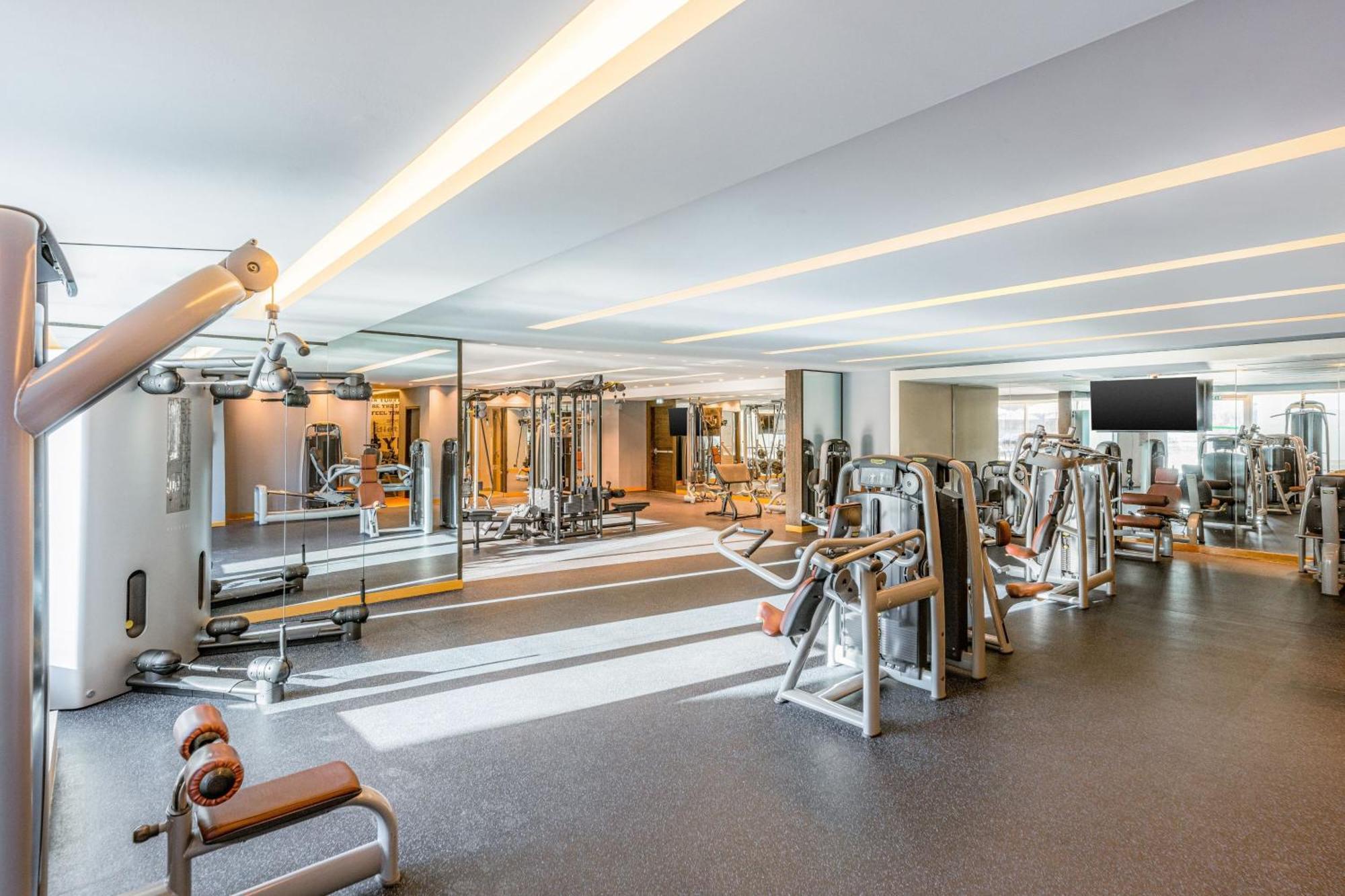 瑞汉希里罗塔纳酒店 艾因 外观 照片 The gym at the hotel